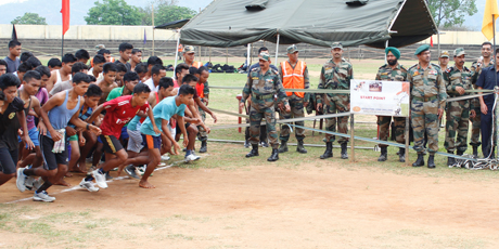Chief-Minister-Dr.-Mukul-Sangma-flags-off-the-inaugural-run-during-the-Army-Recruitment-Rally-on-14.4.2015.